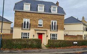 Swindon 3 deluxe doubles 1 en suite in large house