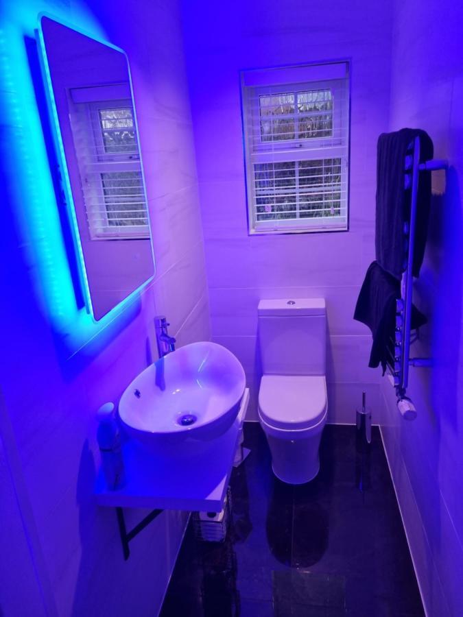 Swindon 3 deluxe doubles 1 en suite in large house Buitenkant foto